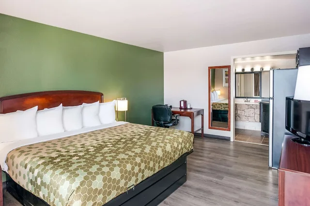 Efficiency, King Bed, Sofa، Suburban Studios Neenah-Appleton 1/6