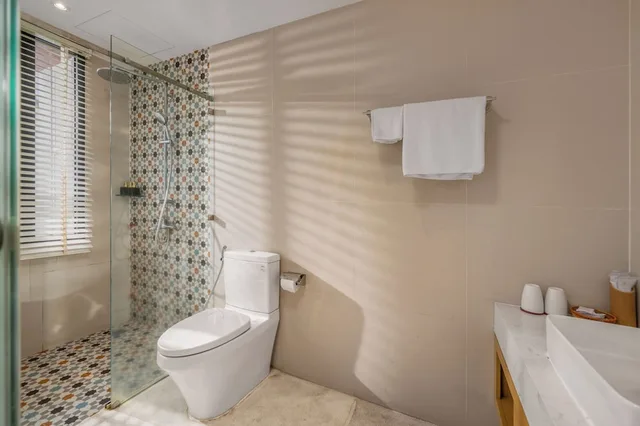 غرفة ديلوكس بسرير كينج بشرفة، Sanayen Villa & Residences 5/5