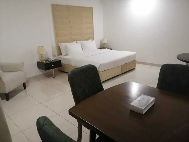 جناح بسرير كوين، Parkside Plaza Hotel 2/3