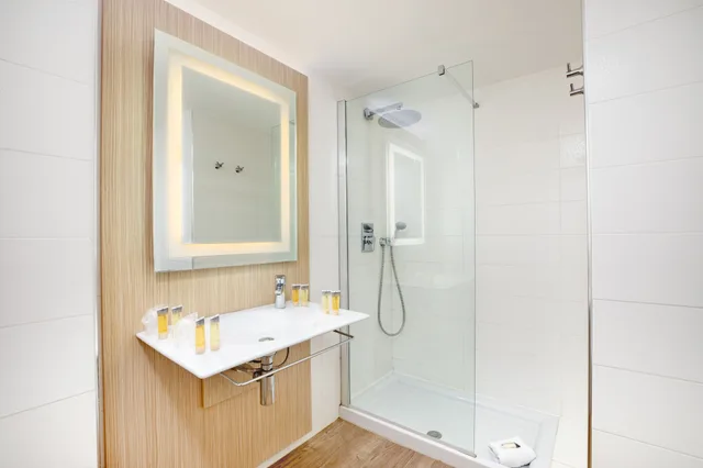 غرفة بسريرين منفصلين بشرفة، SOWELL HOTELS Saint Tropez 5/6