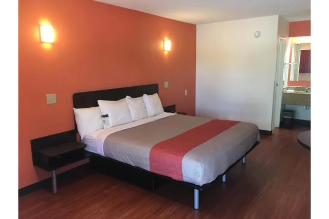 1 King Bed - Non-Smoking, Micfridge، Motel6 Richmond, VA - Midlothian Turnpike 1/1