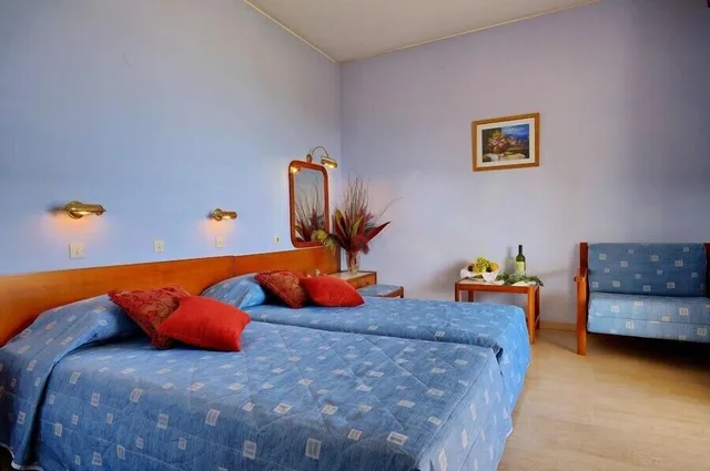 غرفة بسرير مزدوج بإطلالة على البحر، Astir Beach Hotel 1/5