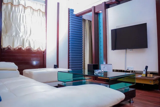 Suite, King Bed, Hot Tub, Best Western Plus Paramount Hotel 1/4