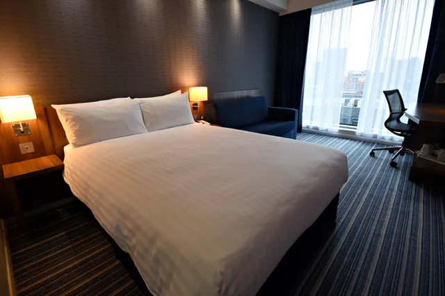 غرفة بريميوم بسرير مزدوج مع أريكة، Holiday Inn Express Manchester City Centre Arena By IHG 1/3