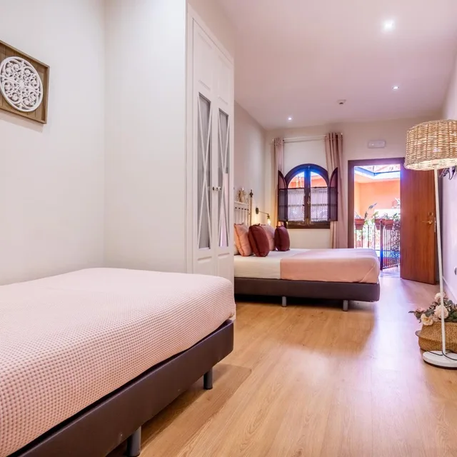 Family, Double Bed, Patio De La Alameda 1/8