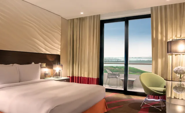 جناح جونيور بإطلالة على ملعب الجولف بشرفة، Yas Plaza Mangroves by IHG 2/7