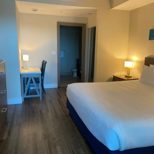 جناح ديلوكس بغرفة نوم واحدة بإطلالة جزئية على البحر، South Beach Hotel Suites 3/6