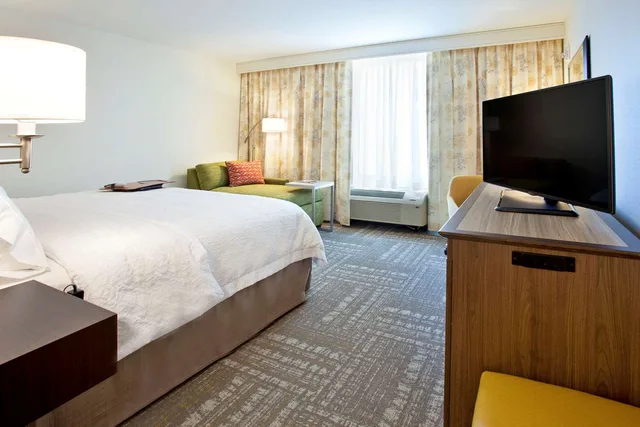 غرفة بسرير كينج بإطلالة على المدينة، Hampton Inn and Suites Minneapolis Downtown 1/1