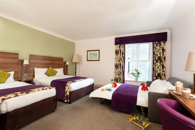 غرفة عائلية بسرير فردي مع أريكة، Maldron Hotel Galway 4/9