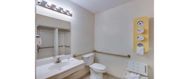 1 King Bed - Mobility Accessible Ri Shower Nsmk، Motel6 Hinesville, GA 8/9