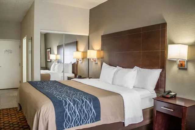 غرفة قياسية بسرير كينج، Comfort Inn Sandusky 1/6