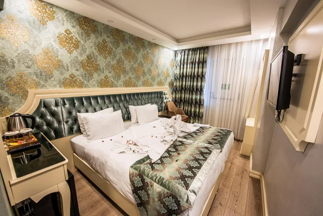 غرفة رباعية بسرير مزدوج وسريرين منفصلين بإطلالة على الحديقة، Sirkeci Ersu Hotel 5/9