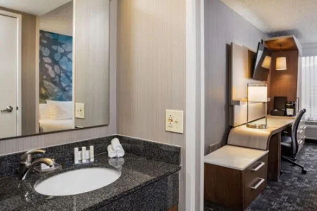 غرفة بسرير كينج مع أريكة لذوي الإعاقة، Courtyard By Marriott Riverside Ucr Moreno Valley Area 4/6