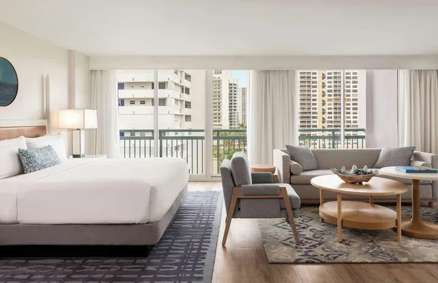 Royal, Palm, Suite, King Bed، The Singer Oceanfront Resort, Curio Collection by Hilton 3/3