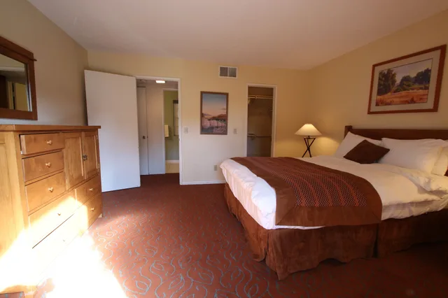 غرفة بسرير كوين بغرفتي نوم مع أريكة بمطبخ، Riviera Oaks Resort & Racquet Club 1/10