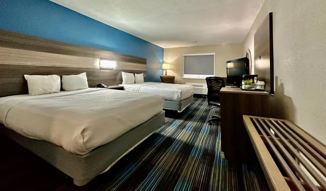 Deluxe, Queen Bed, Accessible, Baymont by Wyndham Kansas City KU Medical Center 2/5