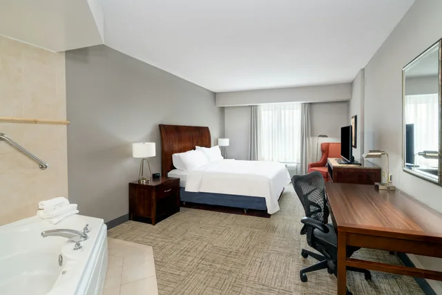 غرفة بسرير كينج بحوض جاكوزي، Hilton Garden Inn Augusta 2/3