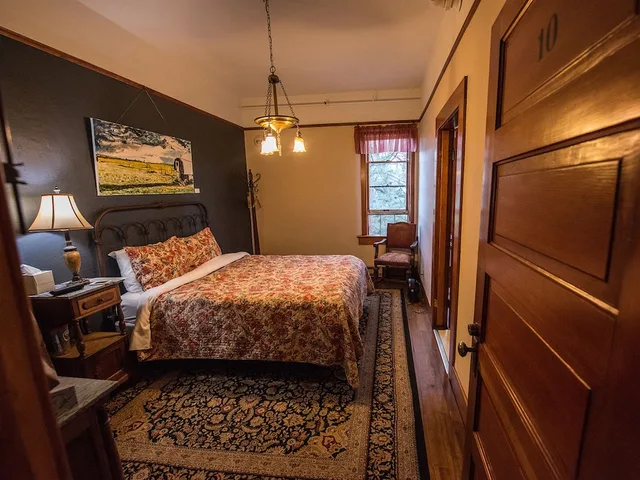 غرفة سيغنتشر بسرير كوين بحمام خاص، Balch Hotel 2/3