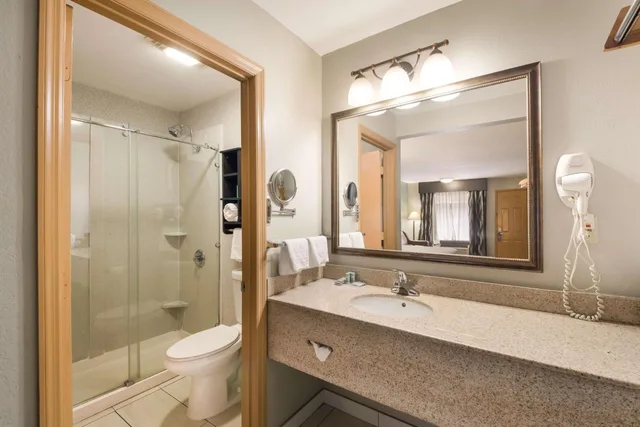 جناح بسرير كينج بحوض جاكوزي، Best Western Inn Winchester 2/2