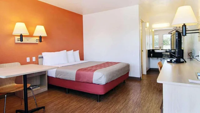 1 Queen Bed - ADA/Tub/Micfridge, Motel6 San Angelo, TX 5/10