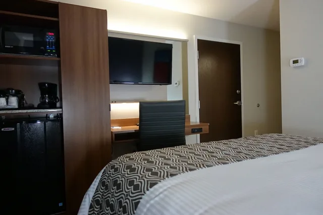 Room, Queen Bed, Microtel Inn & Suites By Wyndham Sault Ste. Marie 10/10