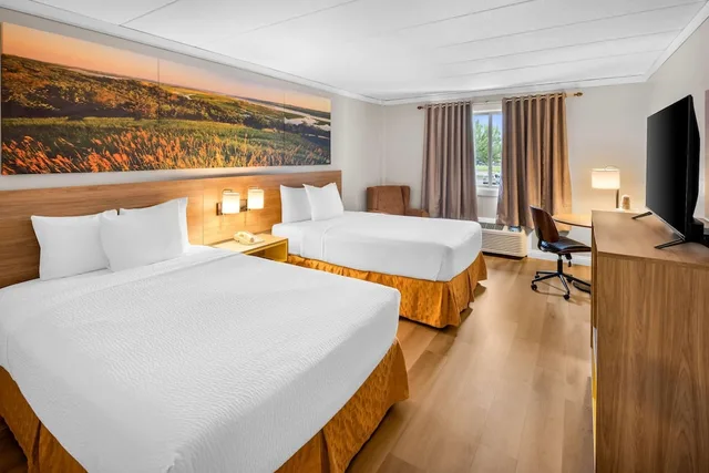 غرفة بسريرين مزدوجين، Days Inn by Wyndham Columbus East Airport 2/7