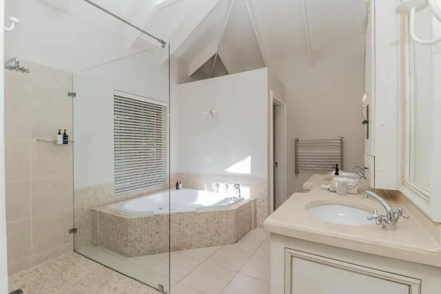 Rose, Executive, Suite, King Bed، Fernwood Manor 1/1