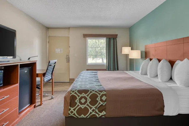 غرفة قياسية بسرير كينج لذوي الإعاقة، Surestay Hotel By Best Western Bowling Green North 2/5
