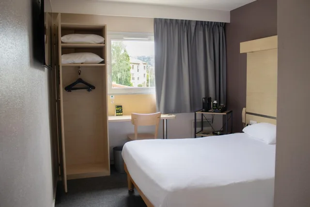 Superior, Double Bed, B&B Hotel Le Puy-En-Velay 2/5