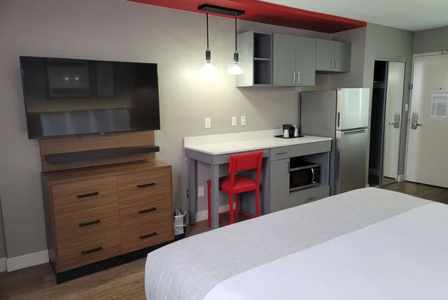 غرفة بسرير كينج، Hawthorn Suites by Wyndham Wichita Airport 3/4