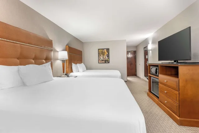 غرفة بسريرين كوين بحوض استحمام في طابق مرتفع لذوي الإعاقة، Drury Inn and Suites Champaign 1/6
