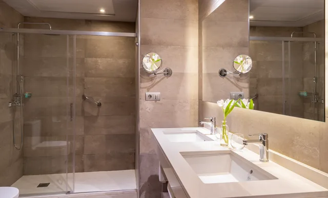 غرفة متصلة عائلية بإطلالة، El Avenida Palace 5/5