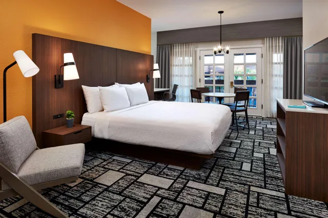 جناح بسرير كينج بغرفتين مع أريكة بمنطقة جلوس بمطبخ، Best Western Plus Meridian Inn & Suites, Anaheim-Orange 2/3