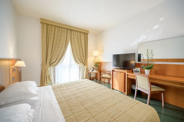 غرفة عائلية بسرير مزدوج وسريرين منفصلين، Hotel Dei Principati 3/10