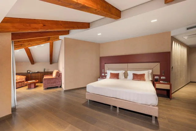 غرفة جونيور بسرير كينج بشرفة، Il Boscareto Resort Spa 4/10