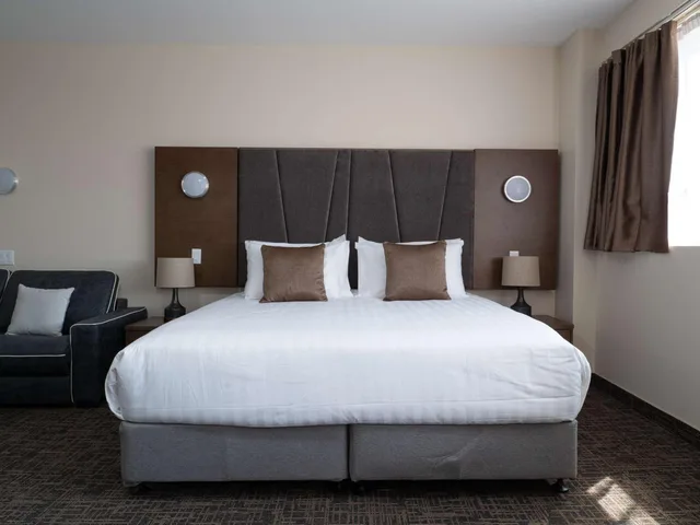 جناح بسرير كوين مع أريكة، Hotel Montreal Metropolitan, an Ascend Collection Hotel 1/2