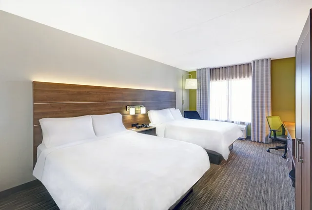 غرفة قياسية بسريرين كوين، Holiday Inn Express Hotel Suites Woodstock South 1/6