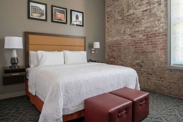 غرفة بسرير كينج بحوض استحمام لذوي الإعاقة، Hampton Inn Petaluma Ca 1/2