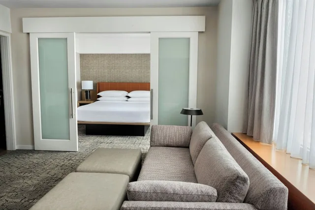 جناح جونيور بسرير كينج مع أريكة، SHERATON BOSTON HOTEL 9/10