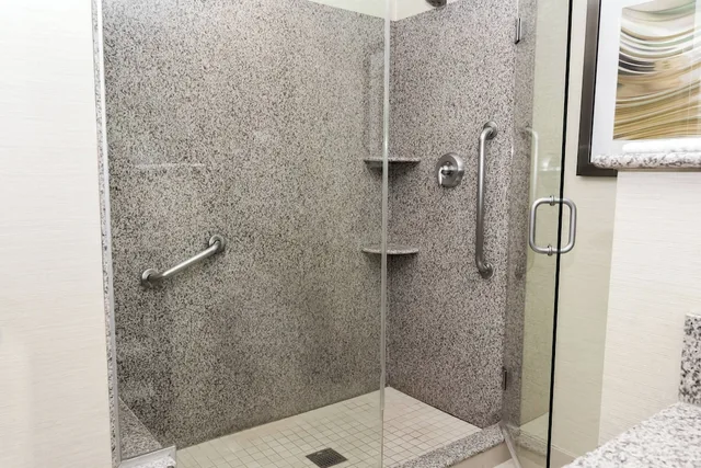 Room, King Bed, Accessible, Courtyard Lafayette 2/2