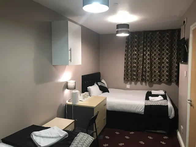 غرفة ثلاثية بسرير مزدوج وسرير فردي، Pacific Inn London Heathrow (ex. Essex Inn Hotel) 2/3