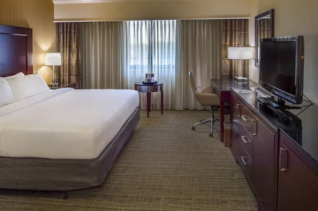 غرفة قياسية بسرير كينج لذوي الإعاقة، Crowne Plaza St. Louis Airport 8/10