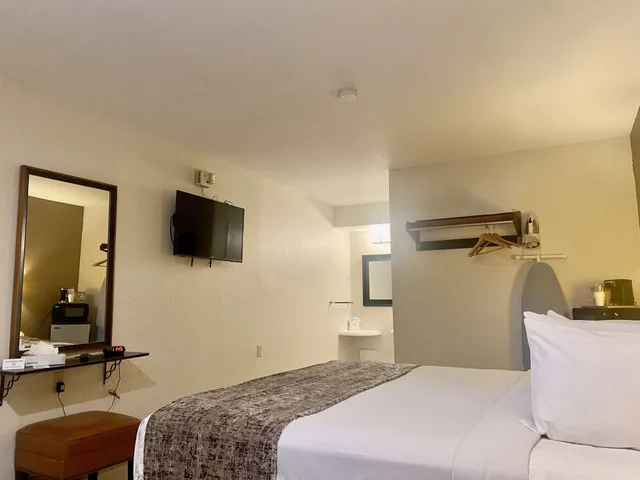 غرفة تقليدية بسرير كينج لذوي الإعاقة، Garden Inn Homestead 7/9