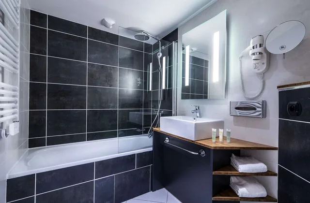 جناح جونيور بسرير كوين مع أريكة بحوض استحمام، Best Western Plus Suitcase Paris La Defense 3/3