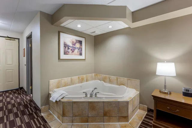 غرفة بسرير كينج، Best Western Plus Orillia Hotel 3/8