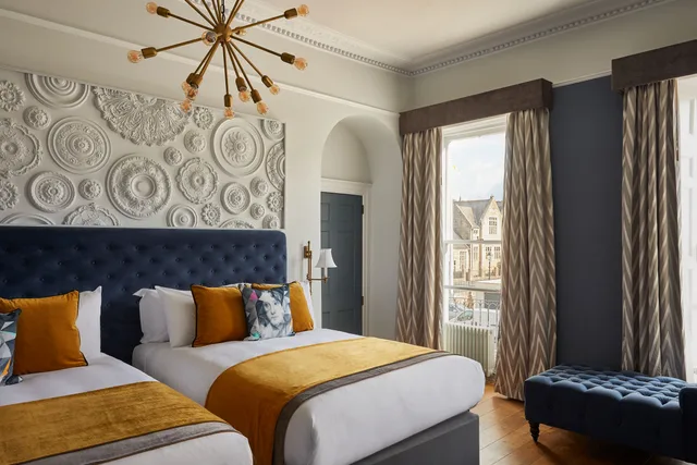 غرفة بسريرين منفصلين لذوي الإعاقة، HOTEL INDIGO BATH 1/2