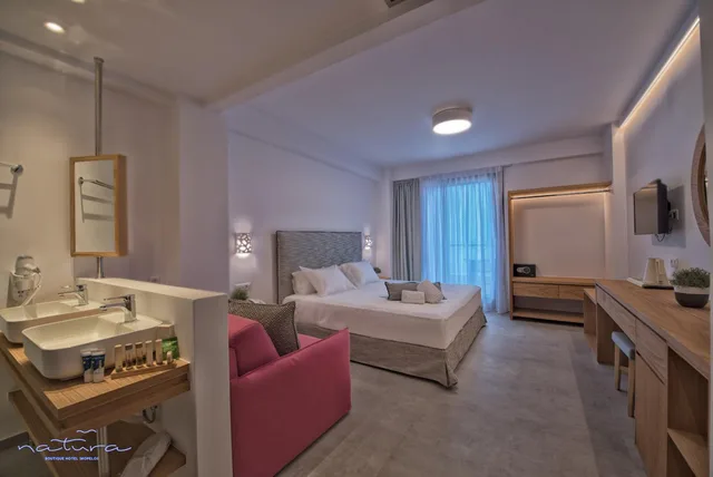غرفة بريميوم ثلاثية بإطلالة على البحر، Natura Luxury Boutique Hotel Skopelos 4/9