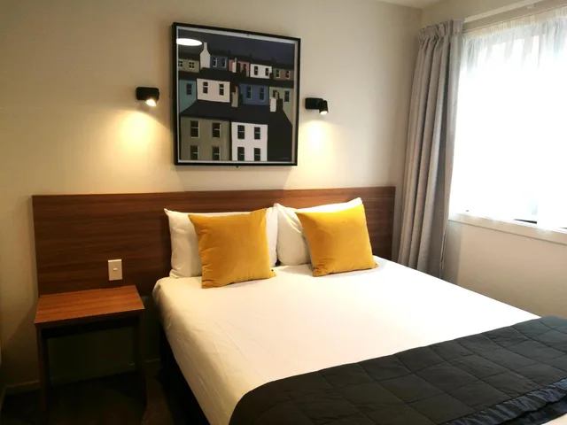 جناح بسرير فردي وسريرين كوين بغرفتي نوم، The Victoria Hotel Dunedin 2/9