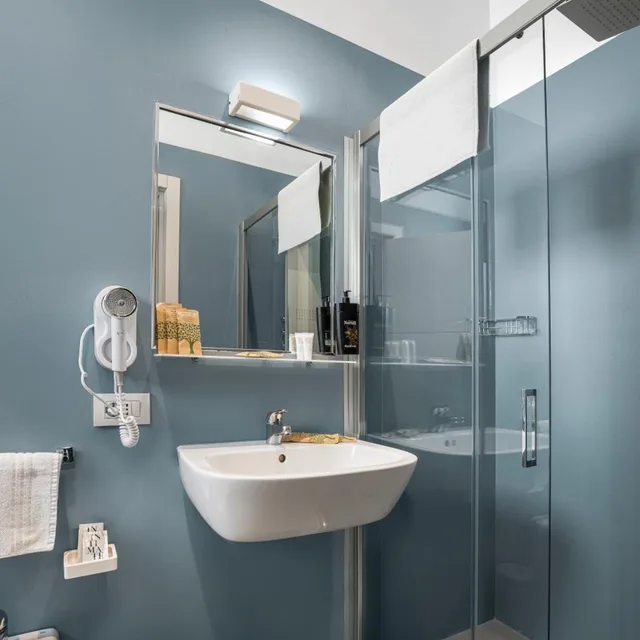 جناح جونيور، Hotel Regina 6/6