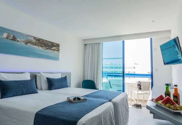 غرفة سوبيريور بسريرين منفصلين بإطلالة جزئية على البحر، Anonymous Beach Hotel - Adults Only 1/4
